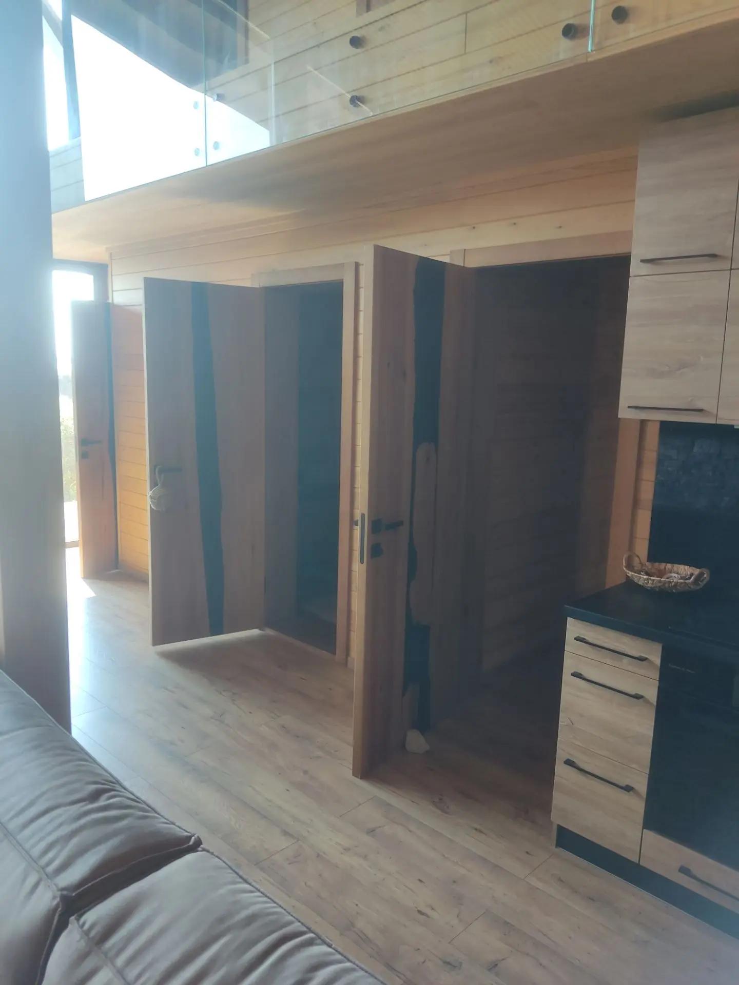 Двери с рекой из смолы